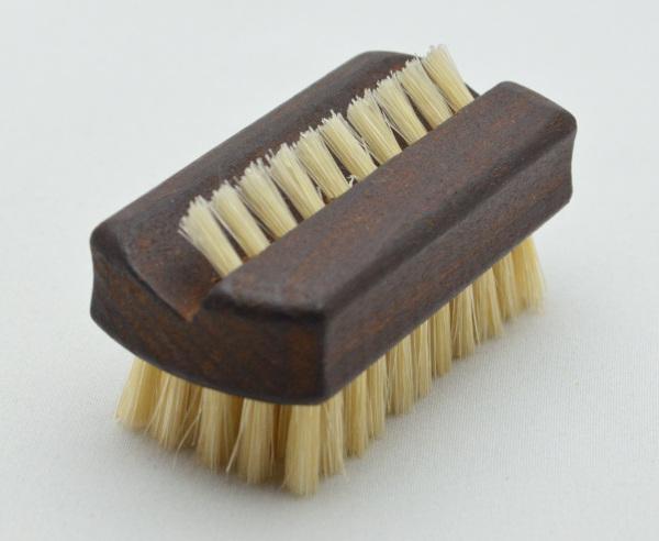 Reisehandwaschbürste und Nagelbürste Thermo-Buchenholz mit Griffmulden. 1 und 5 Reihen helle Naturborsten. Bürstenfabrik Keller seit 1869.